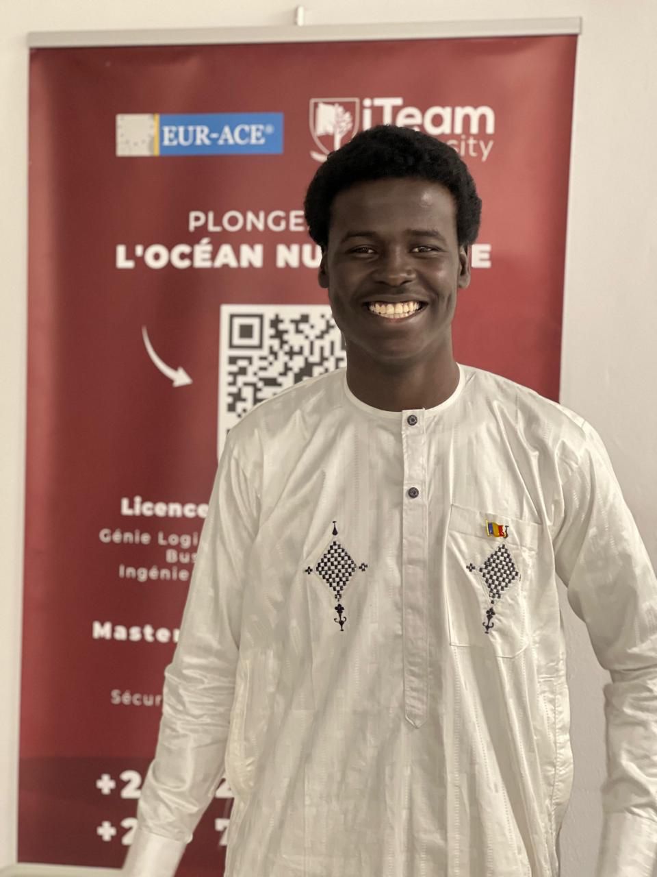 &Eacute;tudiant tchadien tenue traditionnelle campus iTeam University