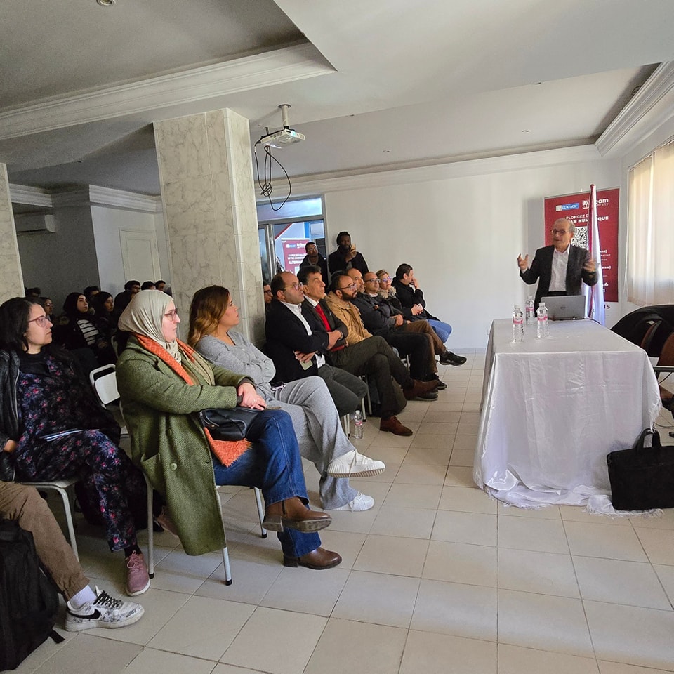&Eacute;changes entre &eacute;tudiants et le Dr Marrakchi lors de la conf&eacute;rence IA