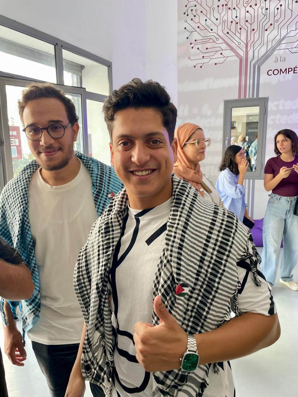 &Eacute;tudiants souriants lors de l'accueil de la journ&eacute;e d'int&eacute;gration iTeam University 2025