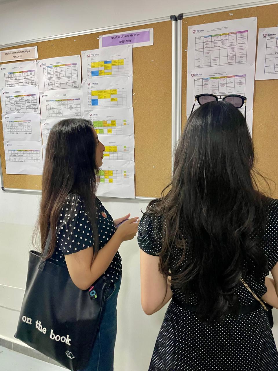 Nouvelles &eacute;tudiantes consultant les emplois du temps &agrave; iTeam University