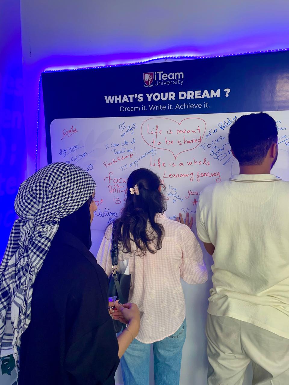 &Eacute;tudiants iTeam University &eacute;crivant leurs r&ecirc;ves lors de la journ&eacute;e d'int&eacute;gration