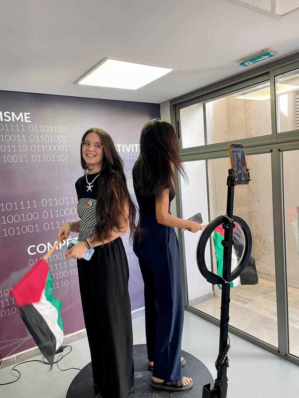 &Eacute;tudiantes au photobooth 360 degr&eacute;s lors de la rentr&eacute;e iTeam University 2025