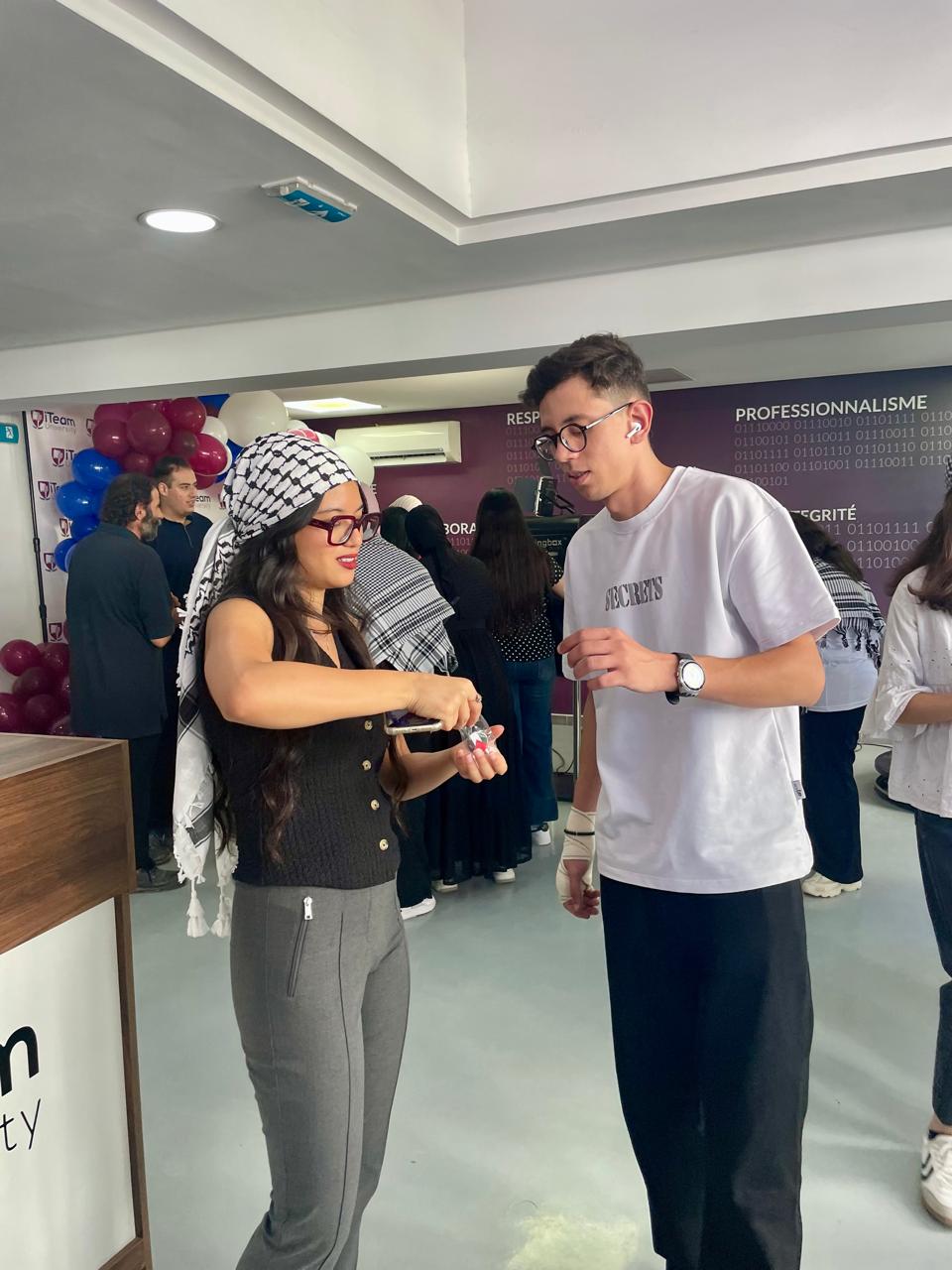 &Eacute;tudiants &eacute;changeant lors de la journ&eacute;e d'int&eacute;gration iTeam University Tunis