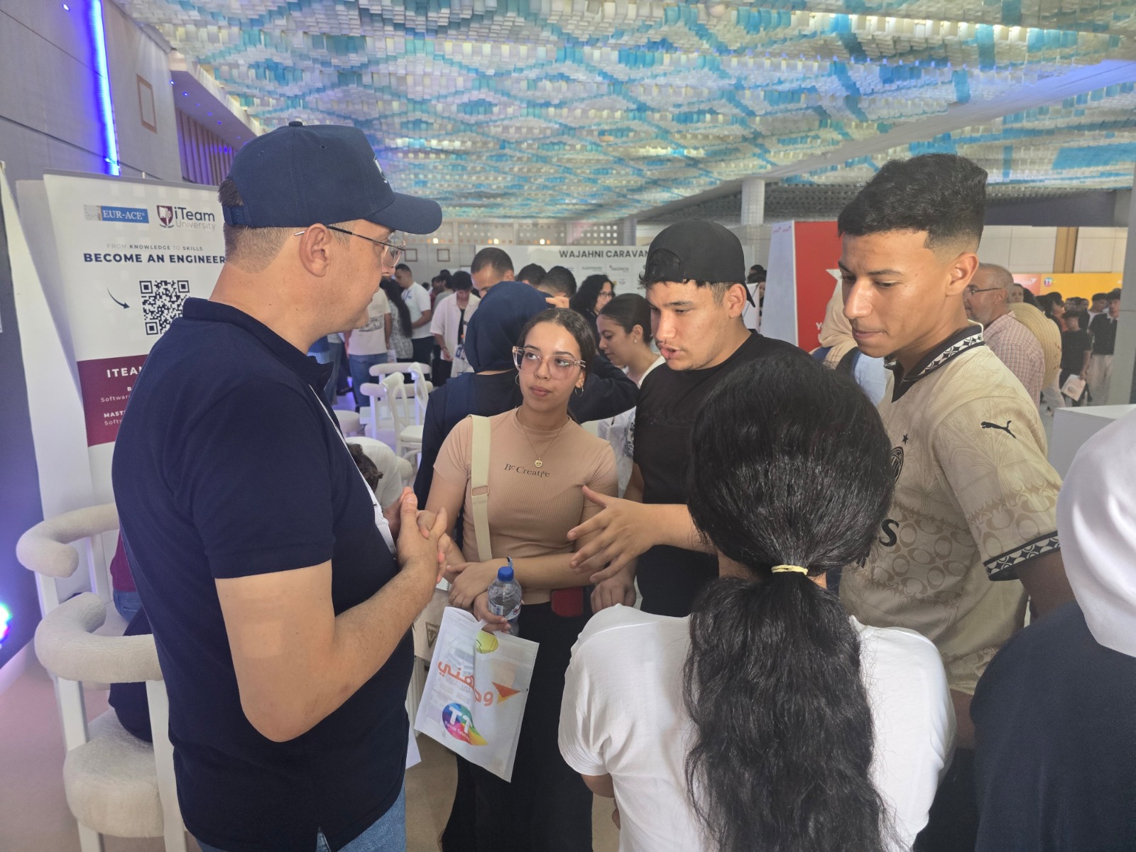 iTeam University au Salon Wajahni 2025 - &eacute;quipe et visiteurs sur le stand