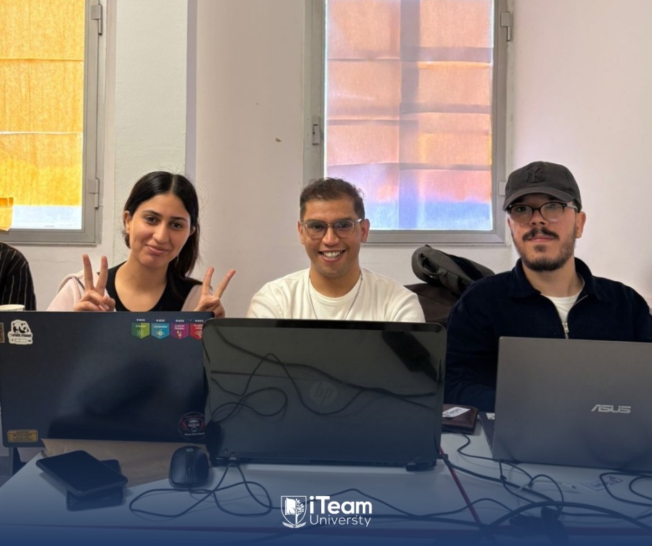 &Eacute;tudiants souriants devant leurs laptops - hackathon SAW CTF 1.0 SecuriNet Club Tunis